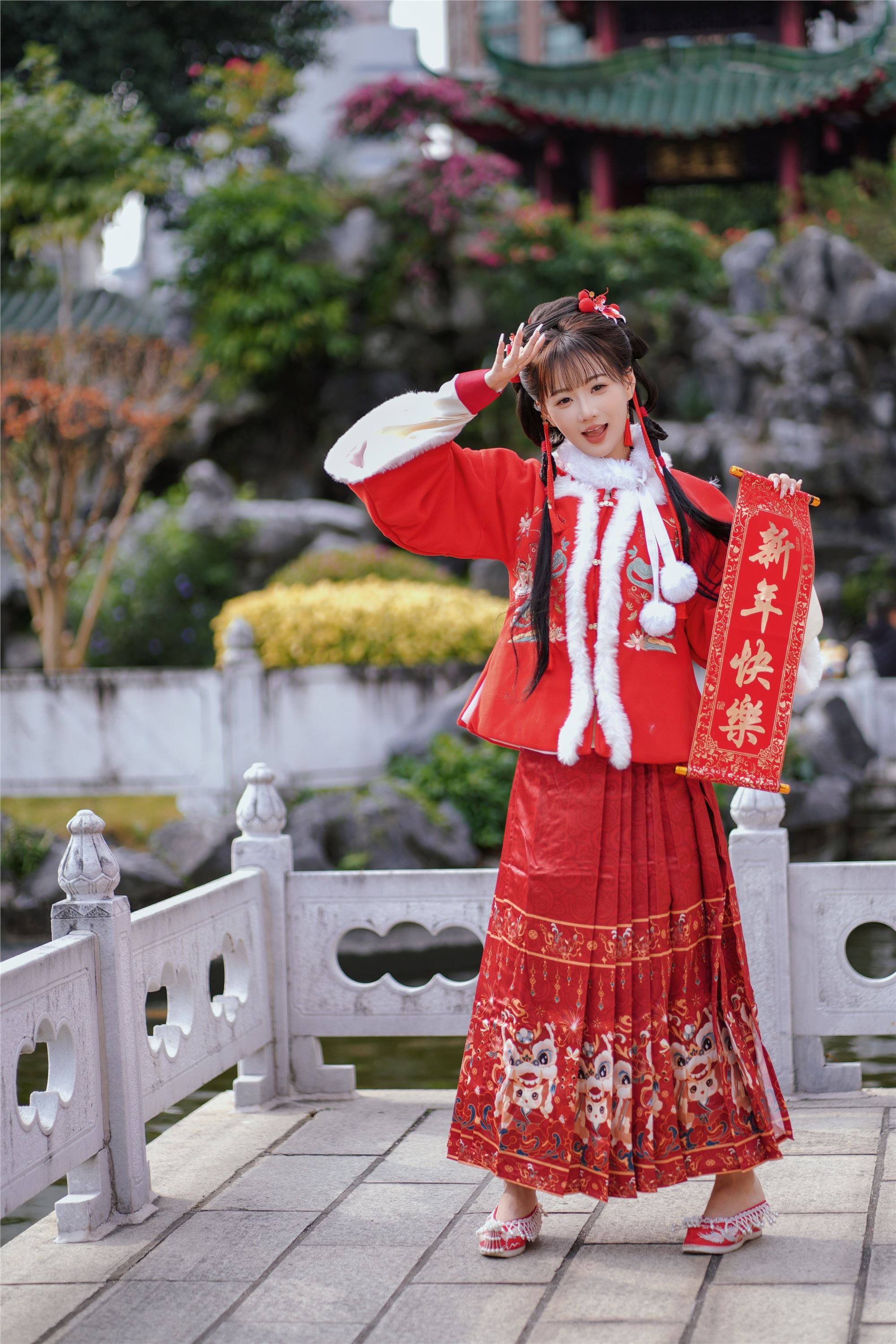 YITUYU艺图语 2025.01.31 红韵倩影 · 新年少女写真 甜心小鹿